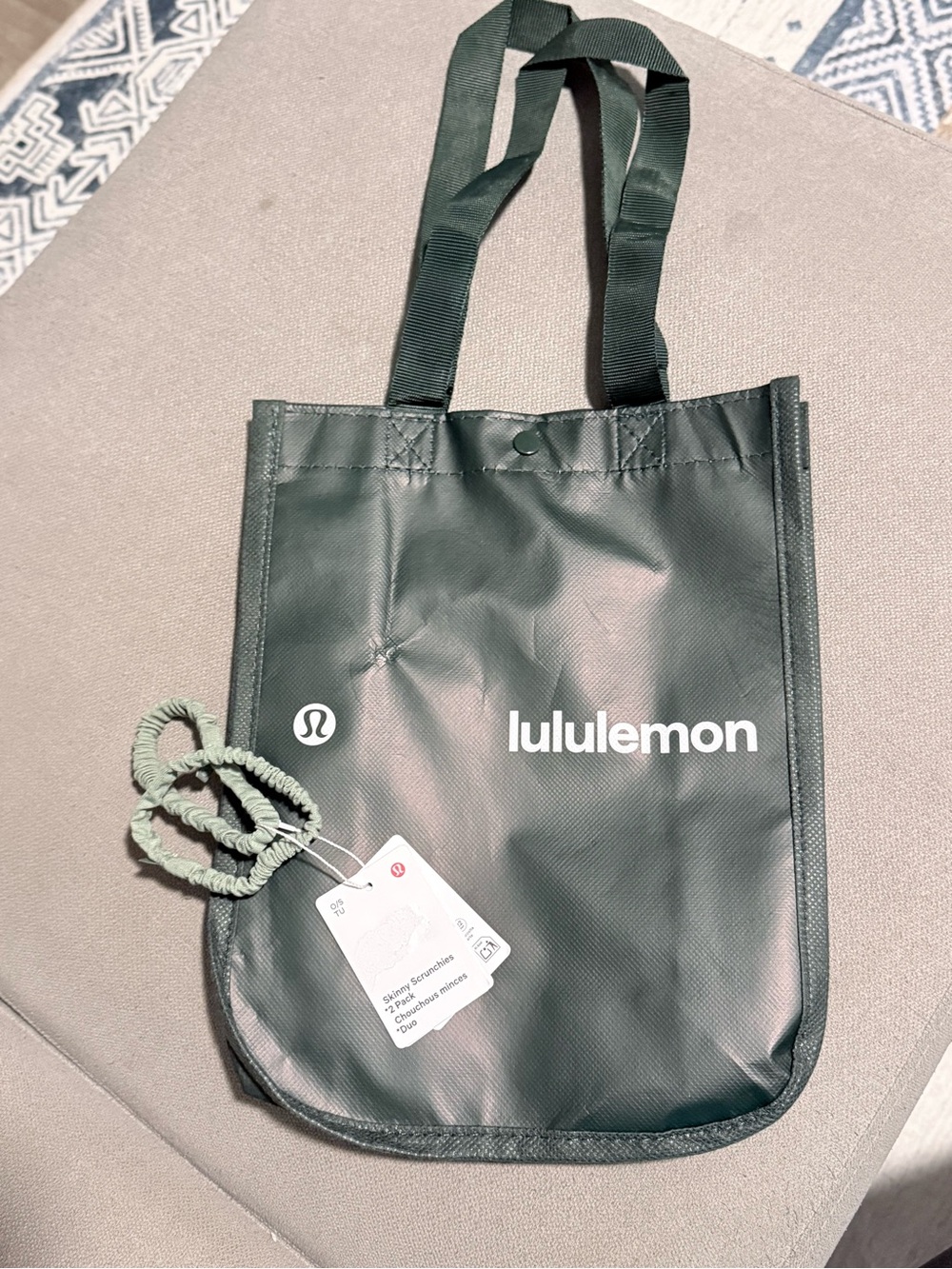 lululemon Women's Dark Green Everyday Tote Bag & 2 pack hair scrunchies